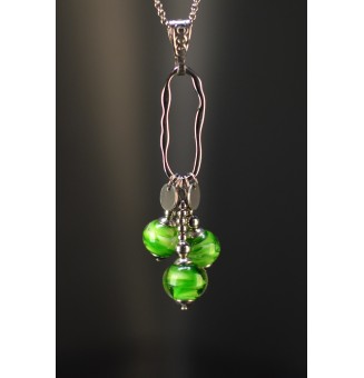 Collier long Trio Enchanté vert Rosetta – Anneau ovale argenté et perles en verre filé
