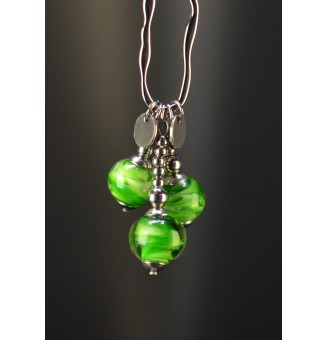 Collier long Trio Enchanté vert Rosetta – Anneau ovale argenté et perles en verre filé