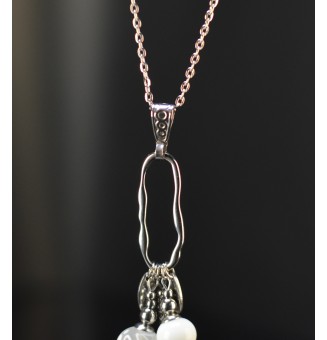 Collier long Trio Enchanté blanc – Trois perles en verre filé et anneau argenté