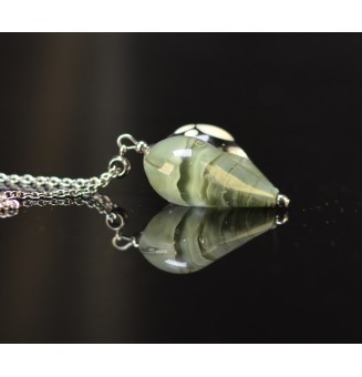 Collier « Toujours dans mon cœur » vert kaki – Cœur en verre filé avec patte ivoire