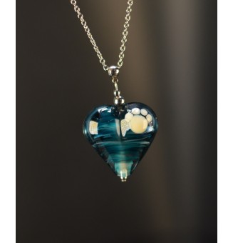 Collier « Toujours dans mon cœur » bleu pétrole – Cœur en verre filé avec patte ivoire