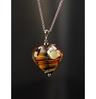 Collier long « Toujours dans mon cœur » noir et caramel – Cœur en verre filé avec patte ivoire – 70 cm