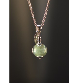 Collier court argenté avec perle kaki en verre filé et breloque plume – Acier inoxydable 45 cm