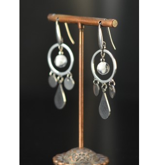 Boucles d'oreilles longues argentées avec perles blanches en verre filé – Acier inoxydable 6 cm