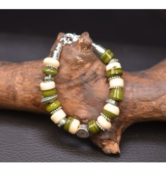 Bracelet en perles de verre ivoire et vert grotte chaine serpentine