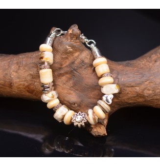 Bracelet en perles de verre ivoire et or chaine serpentine