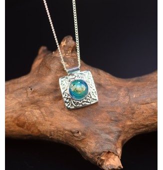 collier avec perles de verre  pendentif carré, chaine 45 cm