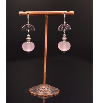 Boucles d'oreilles pendantes rose dépoli perles de verre filé, crochets argent massif