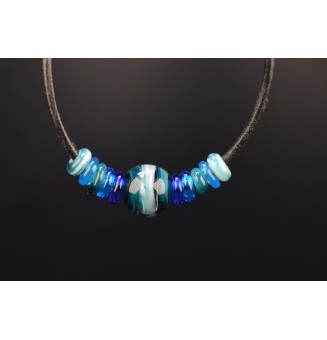 collier cuir avec perles de verre bleu petrole et autres bleu