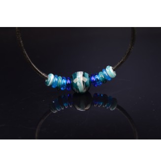 collier cuir avec perles de verre bleu petrole et autres bleu