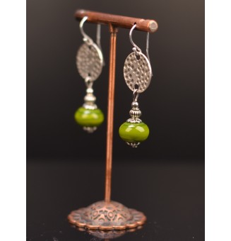 Boucles d'oreilles pendantes vert riche perles de verre filé, crochets argent massif
