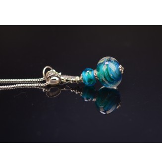 collier 76 cm dégradé bleu vert perles de verre filé etoile et plume