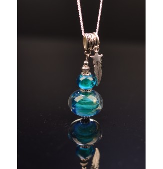 collier 76 cm dégradé bleu vert perles de verre filé etoile et plume