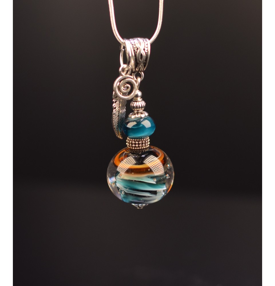 collier bleu pétrole et caramel avec perle de verre  50 cm