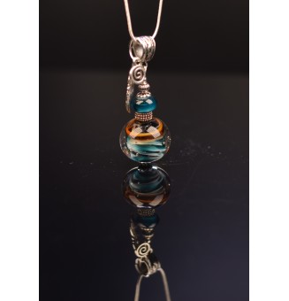 collier bleu pétrole et caramel avec perle de verre  50 cm