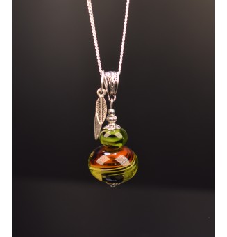 collier vert et caramel avec perle de verre  50 cm