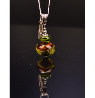 collier vert et caramel avec perle de verre  50 cm