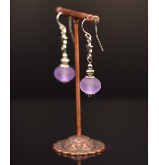 Boucles d'oreilles pendantes violet dépoli perles de verre filé, crochets argent massif