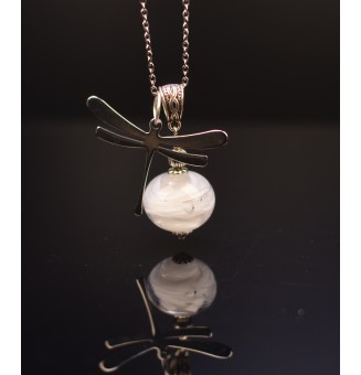 collier libellule avec perle de verre blanche  60 cm