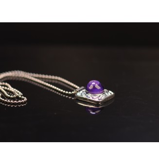 collier avec perles de verre  pendentif carré, chaine 45 cm