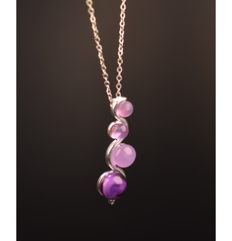 collier avec perles de verre différents tons de violet 45 cm