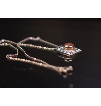 collier "AUREA"avec perles de verre  pendentif carré, chaine 45 cm
