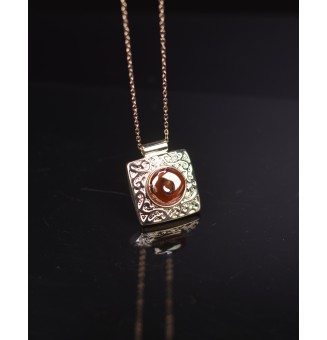 collier "AUREA"avec perles de verre  pendentif carré, chaine 45 cm