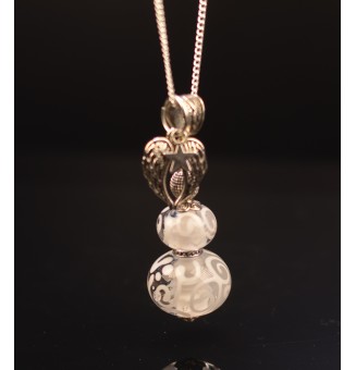 collier BLANC 76 cm  perles de verre filé etoile et ailes