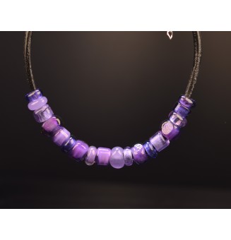 Collier avec perles de verre violet 45 cm cuir noir
