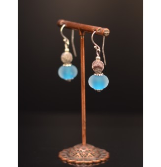 Boucles d'oreilles "bleu dépoli" perles de verre filé, crochets argent massif