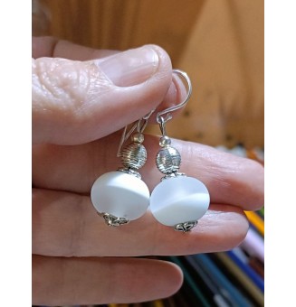 Boucles d'oreilles "blanc Dépoli" perles de verre filé, crochets argent massif