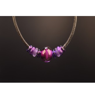 Collier avec perles de verre "violet theia" 45 cm cuir noir