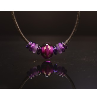 Collier avec perles de verre "violet theia" 45 cm cuir noir