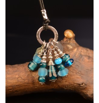 boucles  + collier avec perles de verre bleu 80 cm et cordon cuir noir