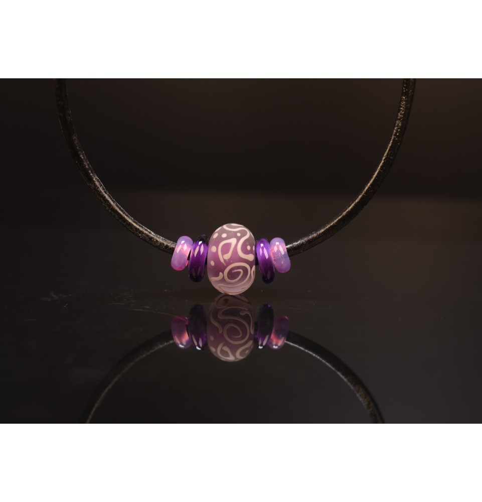 Collier avec perles de verre "violet givré" 45+5 cm cuir noir
