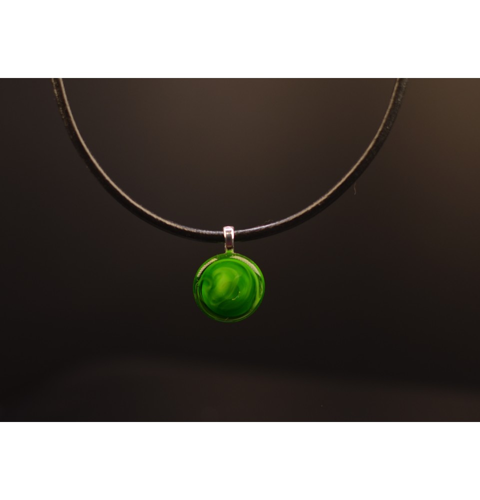 collier avec cabochon de verre  44+3 cm " vert rosetta"