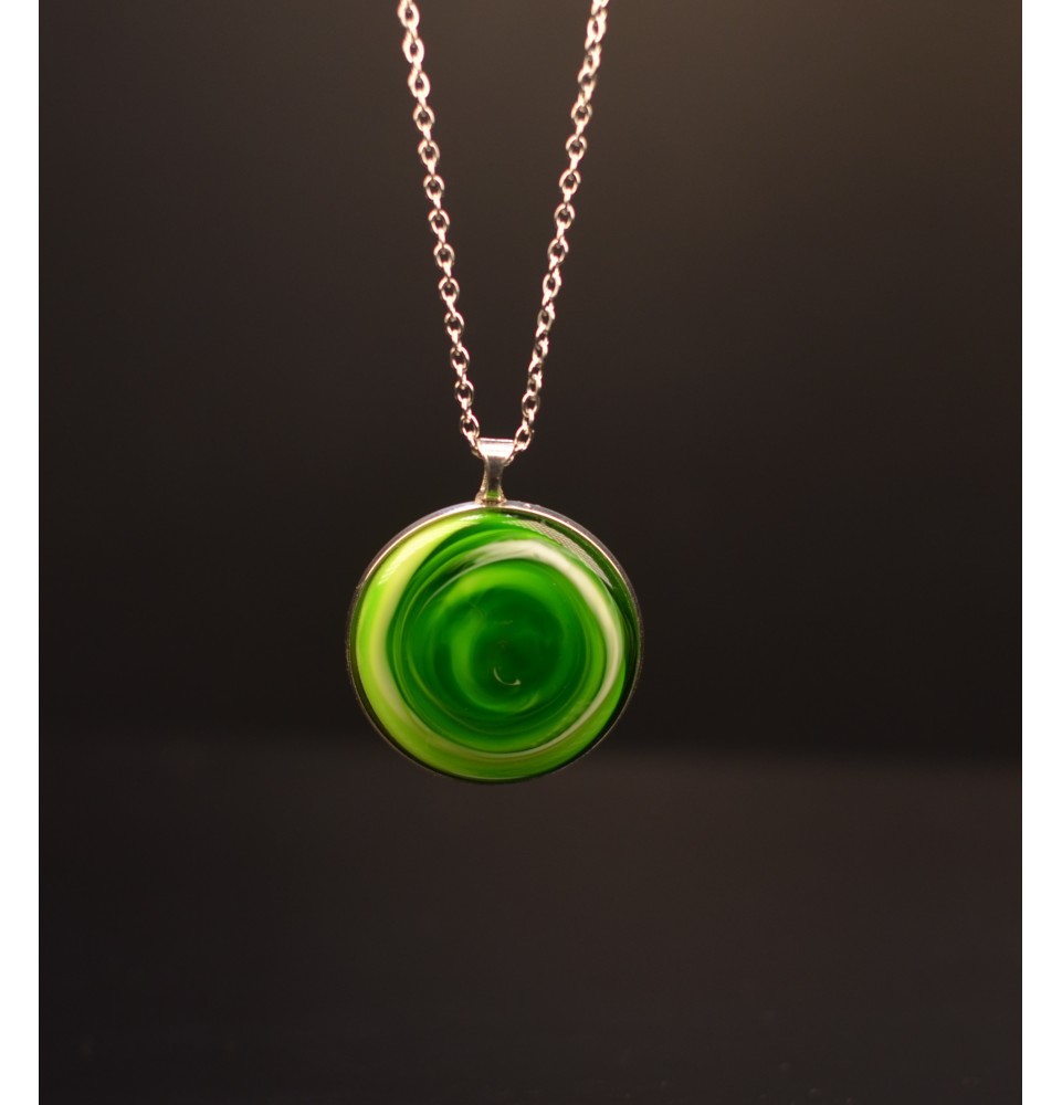 collier 45 cm  "vert rosetta" perle de verre filé diam 3 cm acier