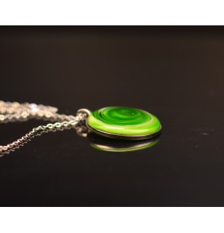 collier 45 cm  "vert rosetta" perle de verre filé diam 3 cm acier