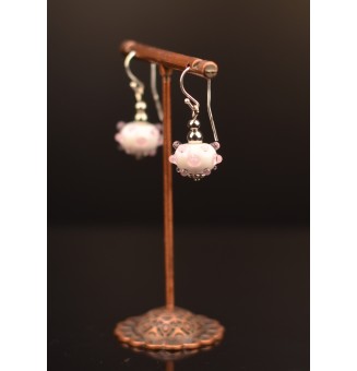Boucles d'oreilles "Blanc et rose" perles de verre filé, crochets argent massif