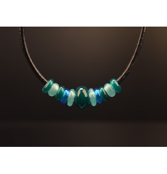 Collier avec perles de verre "vert bleu " 45+3 cm cuir noir