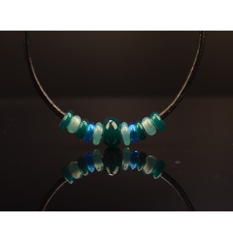 Collier avec perles de verre "vert bleu " 45+3 cm cuir noir