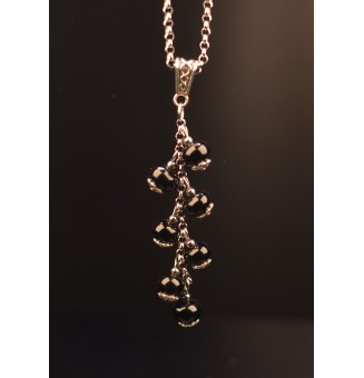 collier grappe ACIER INOXYDABLE avec perles de verre noires  45 cm
