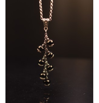 collier grappe ACIER INOXYDABLE avec perles de verre noires  45 cm