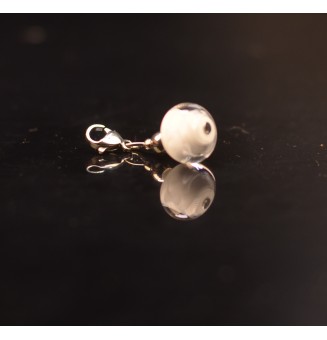 Charm "blanc" avec perles de verre sur mousqueton pour collier ou bracelet