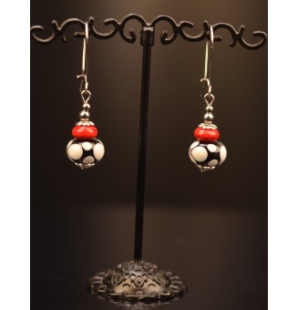 Boucles d'oreilles "girly" en  acier inoxydable avec perles de verre "noir rouge blanc"