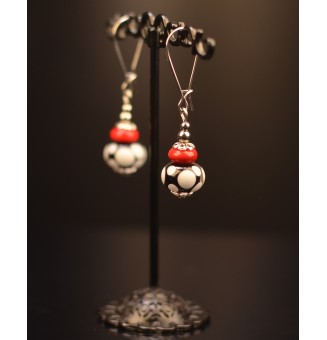 Boucles d'oreilles "girly" en  acier inoxydable avec perles de verre "noir rouge blanc"