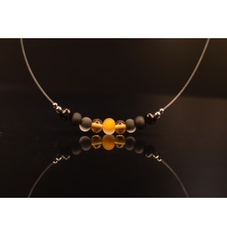 Collier "noir jaune" 45 cm + 3 cm en fil nylon translucide semi rigide