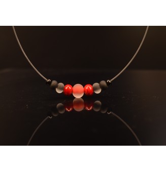 Collier "noir rouge" 45 cm + 5 cm en fil nylon translucide semi rigide