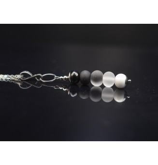 collier blanc noir avec perles de verre 60 cm+ 5 cm