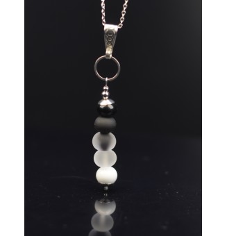 collier blanc noir avec perles de verre 60 cm+ 5 cm